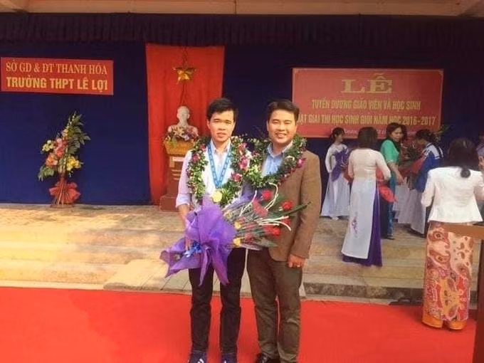 Lê Minh Tú cùng thầy hướng dẫn được Trường THPT Lê Lợi trao thưởng sau khi đạt giải Nhất quốc gia giải Toán trên máy tính cầm tay năm 2017 (Ảnh: NVCC).