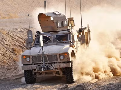 Oshkosh M-ATV - xe bảo vệ chuyên dụng trong quân đội trang bị hệ thống phá sóng ở những chiến trường đặc biệt. Hai lốp của nó là loại run-fat, có thể đi 50 km ở tốc độ 50 km/h khi bị bắn thủng. Hệ thống treo độc lập vượt địa hình và dàn khung chống đạn