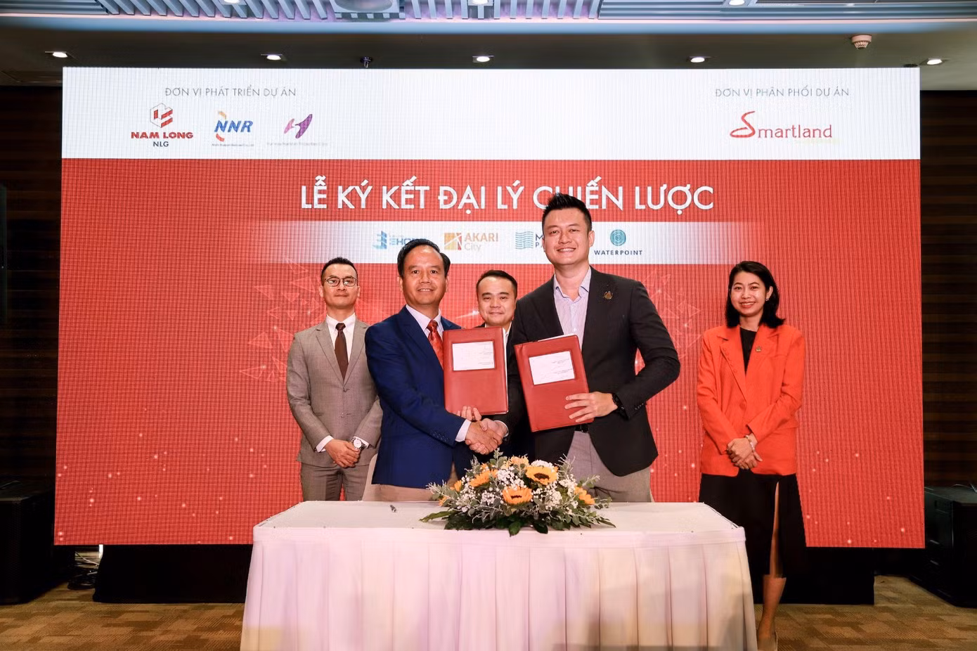 Ông Đặng Trần Việt Anh, phó Giám đốc Smartland (bên phải) và ông Văn Viết Sơn - Giám Đốc Điều Hành Nam Long Land (bên trái) tại sự kiện ký kết