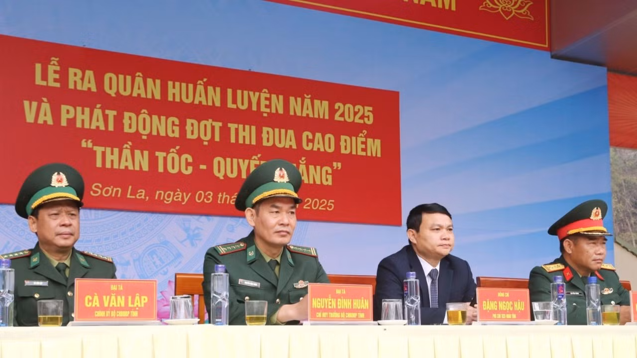 Đại biểu dự buổi lễ.