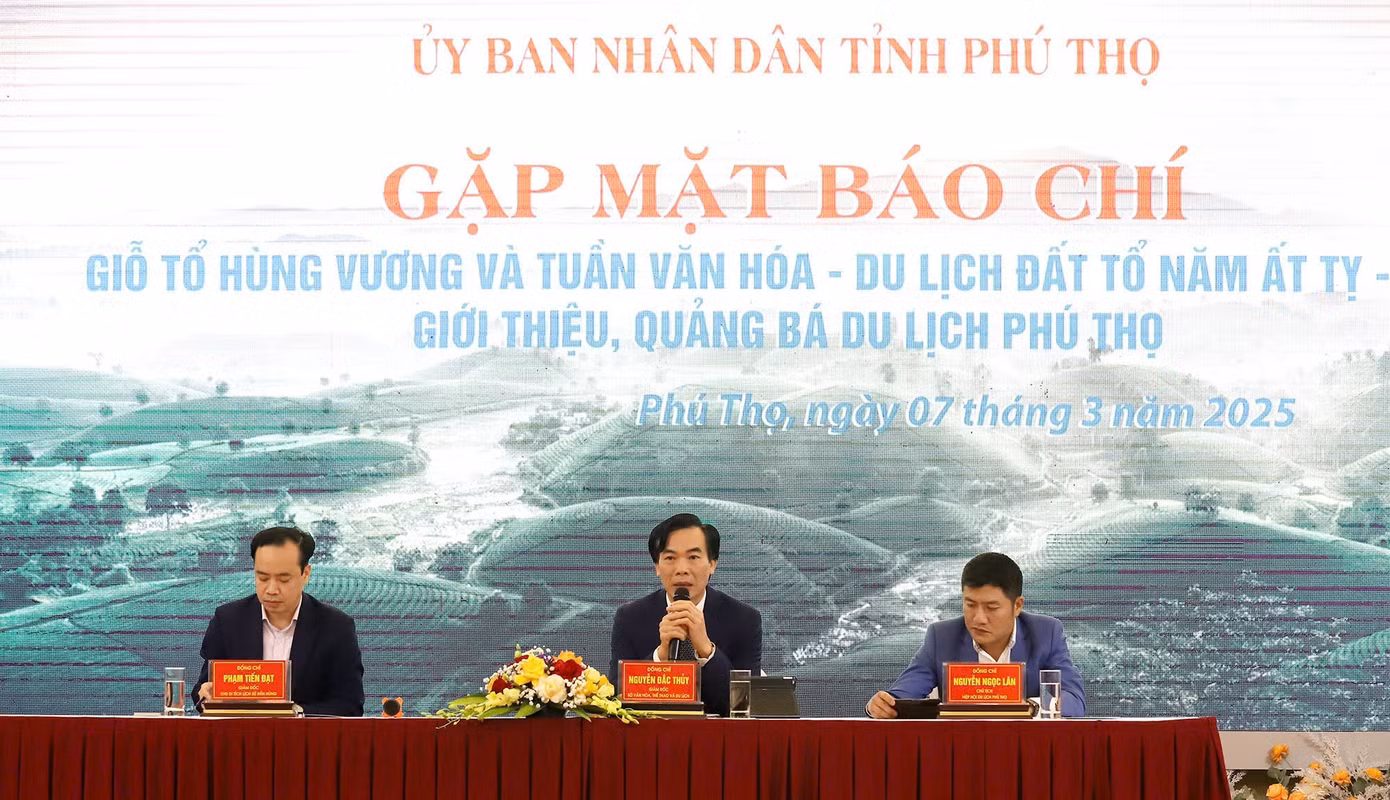 Lãnh đạo UBND tỉnh, Sở Văn hóa, Thể thao và Du lịch Phú Thọ trả lời câu hỏi các cơ quan báo chí.