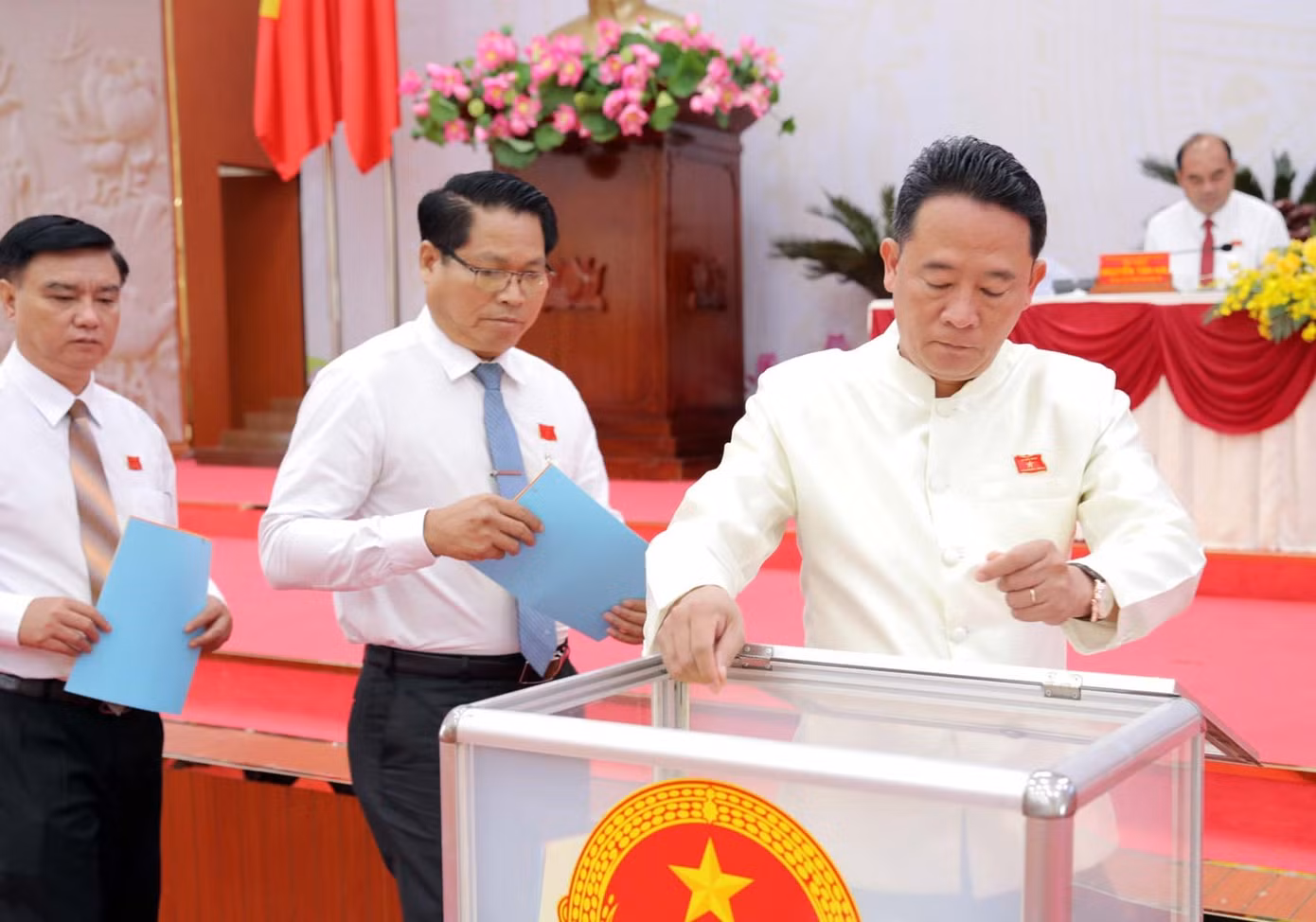 Các đại biểu bỏ phiếu tín nhiệm