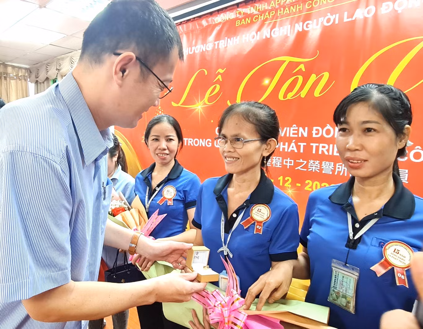 Công nhân Công ty TNHH Apparel Far Eastern Việt Nam được tặng vàng dịp cuối năm.