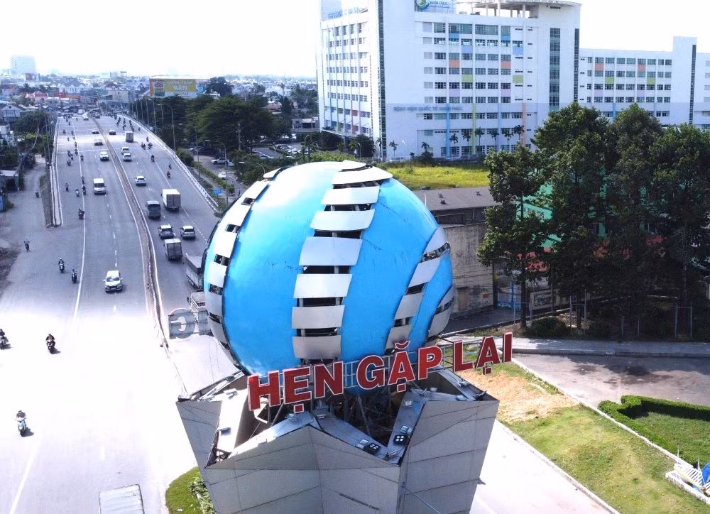 Quốc lộ 13 đoạn qua địa bàn tỉnh Bình Dương được nâng cấp, mở rộng từ 6 làn xe lên 8 làn xe nhằm giải quyết tình trạng ùn tắc giao thông, ngập úng, tạo điều kiện thông thương hàng hóa.