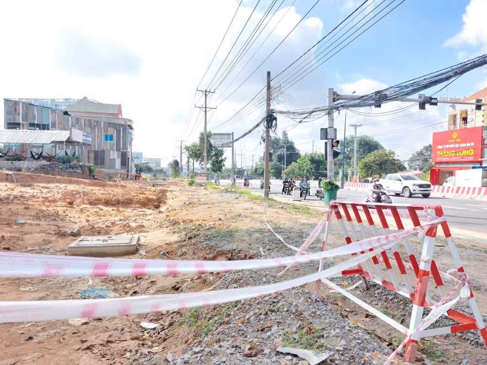 Tại tỉnh Bình Dương, địa phương này đã triển khai Dự án đầu tư Nâng cấp, mở rộng Quốc lộ 13, khởi công vào tháng 4/2022, đoạn từ cổng chào Bình Dương (TP Thuận An) đến TP Thủ Dầu Một với chiều dài khoảng 12,7km, tổng mức đầu tư 1.367 tỷ đồng theo hình thức BOT, do Tổng công ty Becamex IDC làm chủ đầu tư.