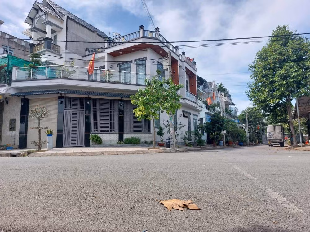 Dự án khu nhà ở Đất Mới do Công ty Cổ phần Đất Mới làm chủ đầu tư được UBND tỉnh Bình Dương chấp thuận chủ trương năm 2006. UBND thị xã Dĩ An (nay là thành phố Dĩ An) phê duyệt quy hoạch chi tiết dự án năm 2008 với diện tích gần 8,7 ha tại phường Tân Bình.