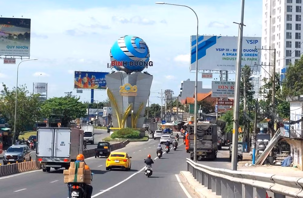 Cổng chào tỉnh Bình Dương hướng từ TPHCM đến Bình Dương.