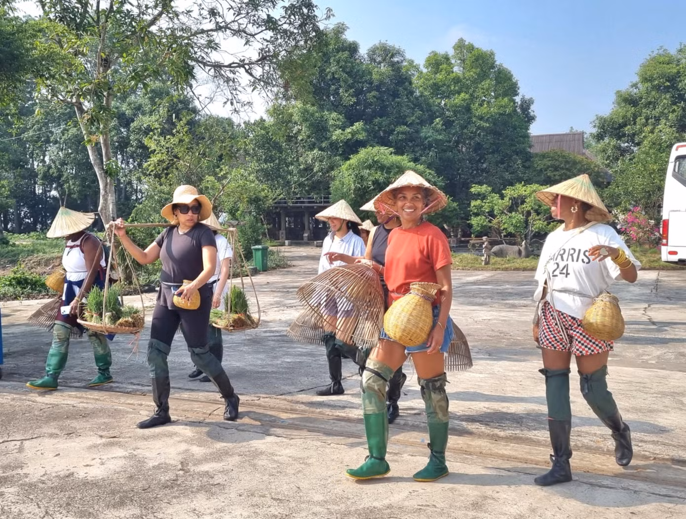 Đoàn du khách Mỹ chuẩn bị xuống đồng.
