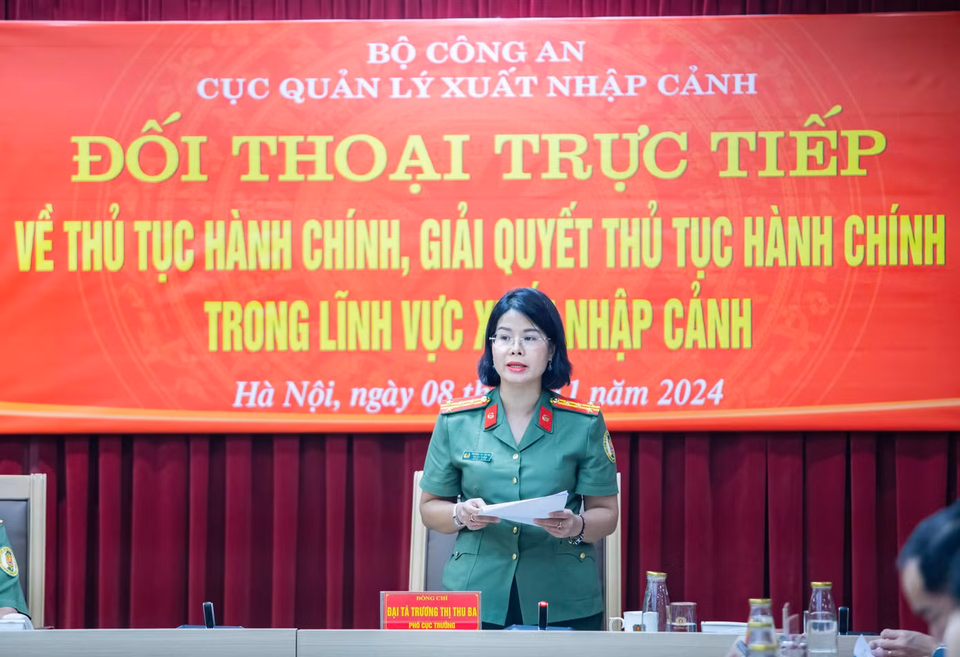 Đại tá Trương Thị Thu Ba, Phó Cục trưởng Cục Quản lý xuất nhập cảnh thông báo tình hình. Ảnh: Phạm Nam.