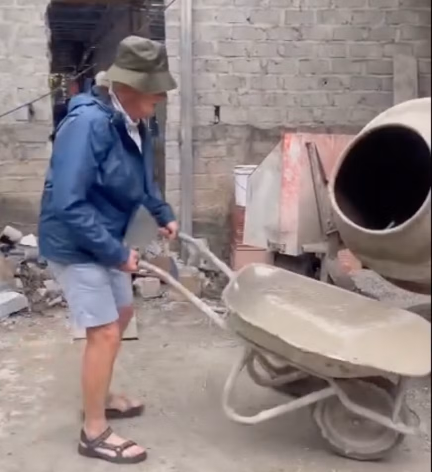 Một du khách có phần lóng ngóng với công việc nhưng rất vui vẻ.