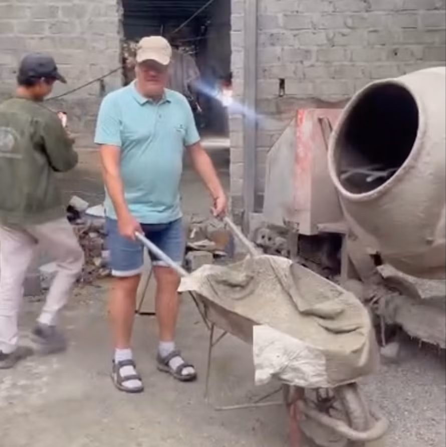 Du khách háo hức được làm phụ hồ.
