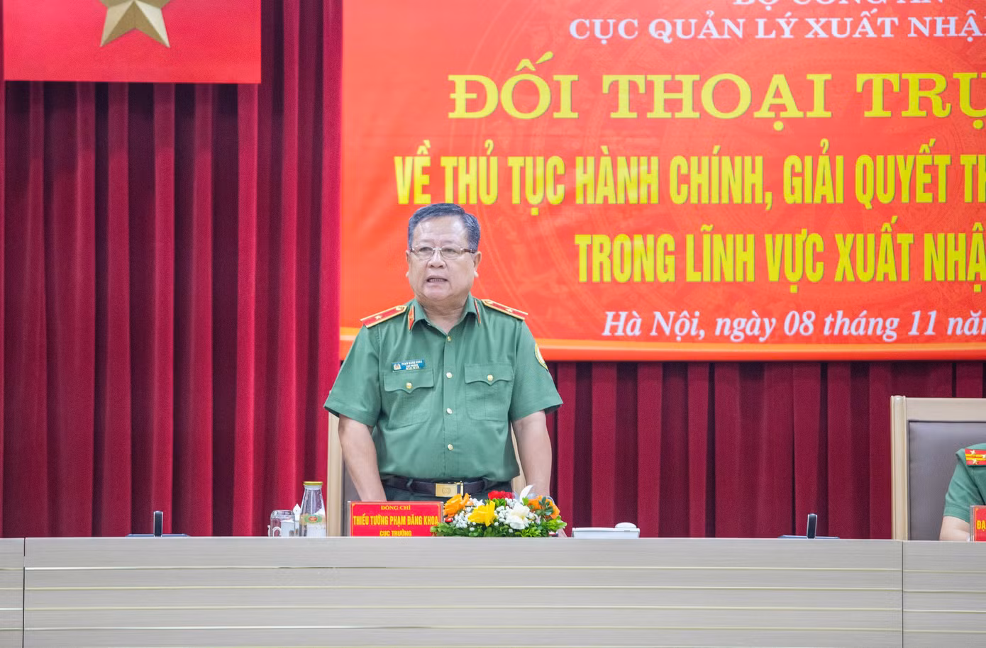 Thiếu tướng Phạm Đăng Khoa, Cục trưởng Cục Quản lý xuất nhập cảnh chủ trì đối thoại. Ảnh: Phạm Nam.