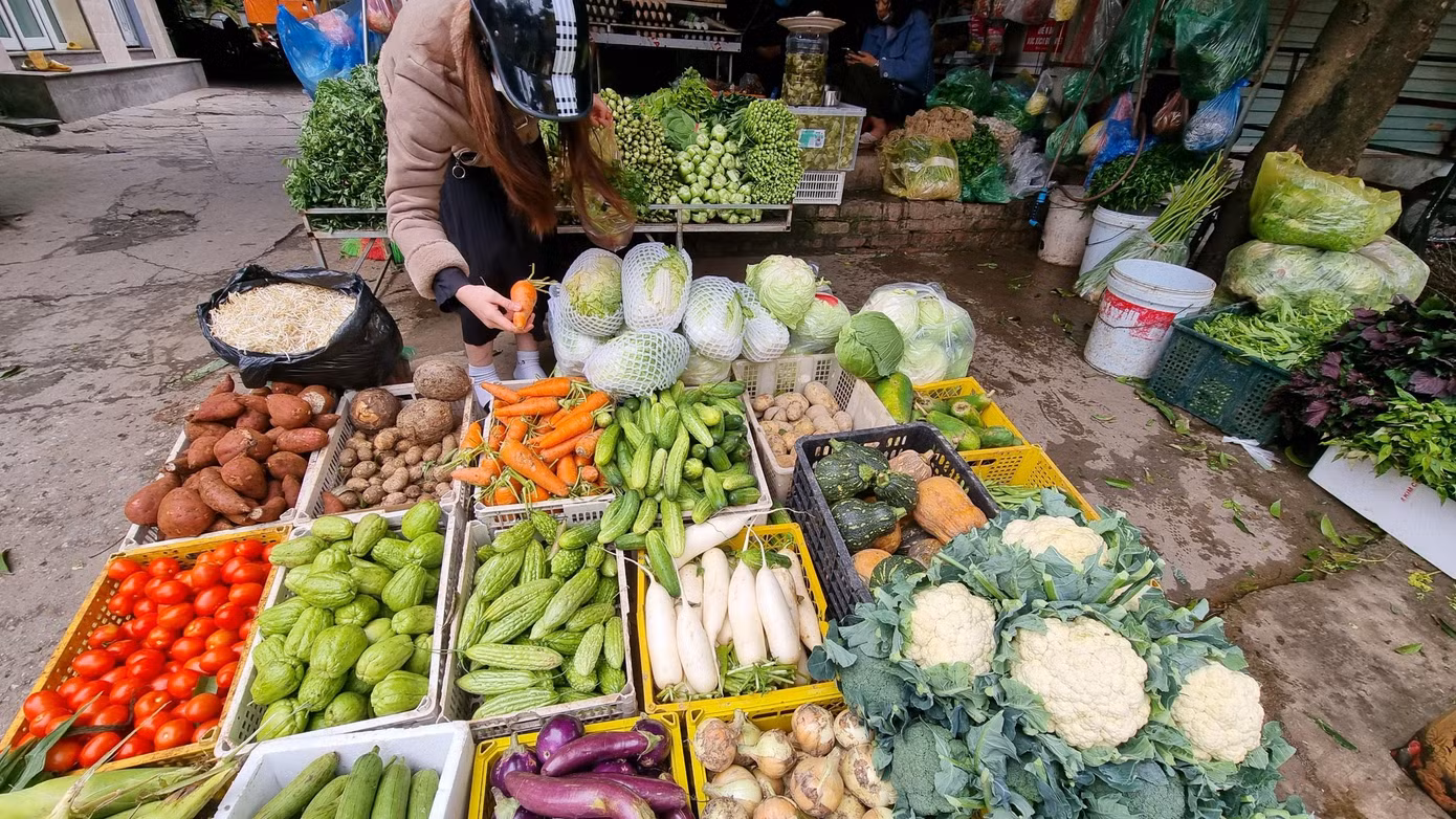 Giá các loại rau xanh tại chợ Triều Khúc (Hà Đông) đang tăng khá mạnh