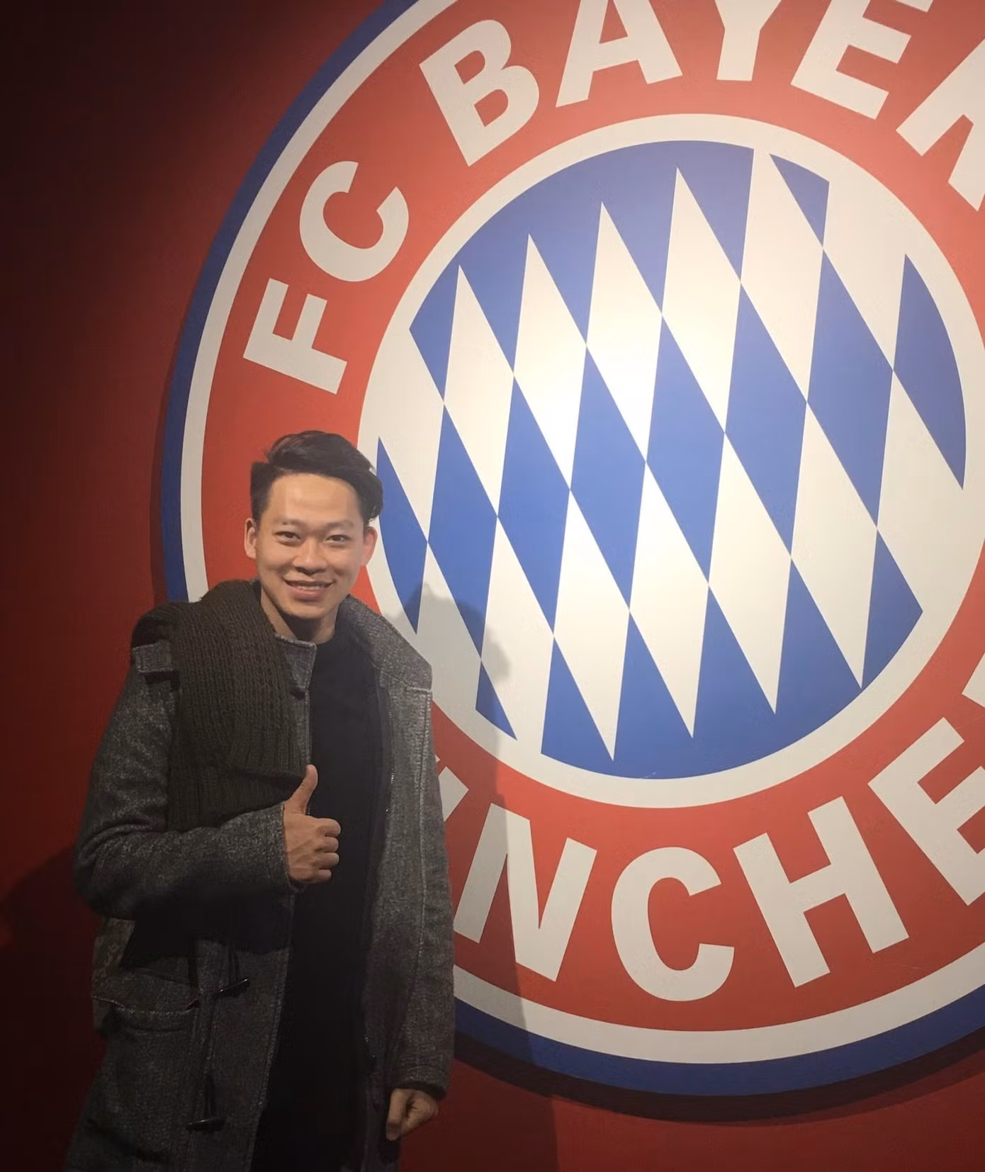 Quốc Dũng từng ghé thăm Allianz Arena - sân nhà của câu lạc bộ bóng đá Bayern Munich trong thời gian anh du học ở Đức.