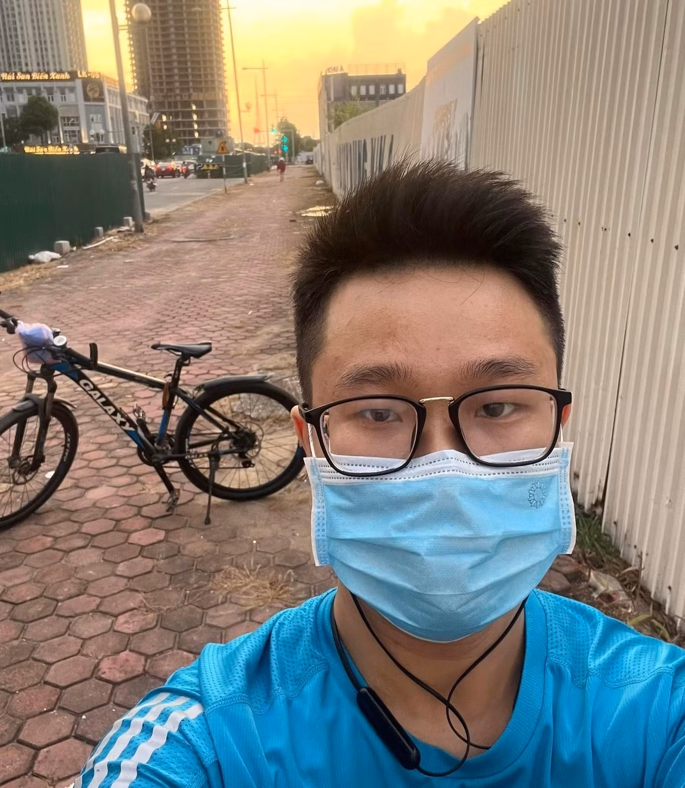 Đinh Anh từ bỏ thói quen thức khuya xem bóng đá từ khi đi làm.