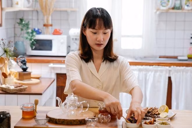 Người trẻ đi học các lớp dạy nấu ăn cơ bản để có kiến thức về dinh dưỡng và nâng cao tay nghề nấu nướng. Ảnh: Anna Pou/Pexels.