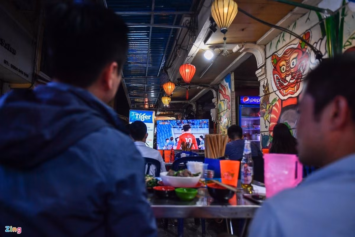 Dân văn phòng sáng đi làm, tối xem bóng trong những ngày World Cup. Ảnh: Đức Anh.