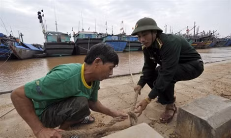 Bộ đội Biên Phòng tỉnh Quảng Trị và lực lượng tại chỗ kiểm tra bãi neo đậu tầu thuyện các ụ neo, dây cáp. Ảnh: Hoàng Anh