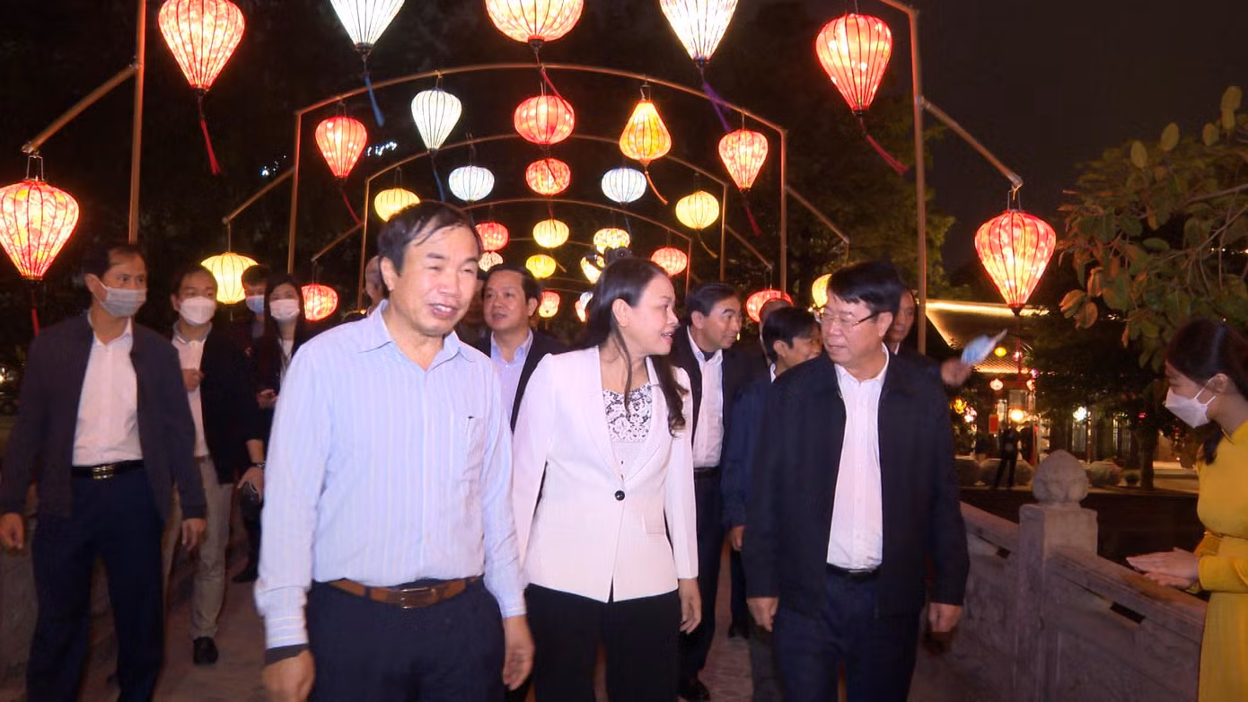 Ông Nguyễn Văn Trường, Giám đốc Doanh nghiệp Xây dựng Xuân Trường cùng quan khách.