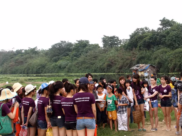 Các thí sinh bên những người dân làng chài nhỏ