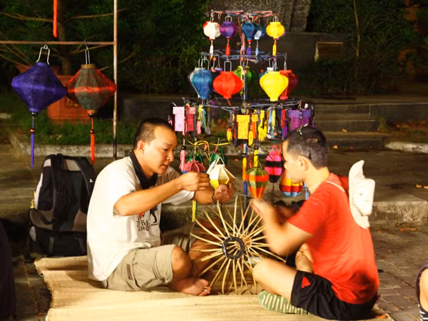 Thí sinh thử sức làm đèn lồng ở Hội An