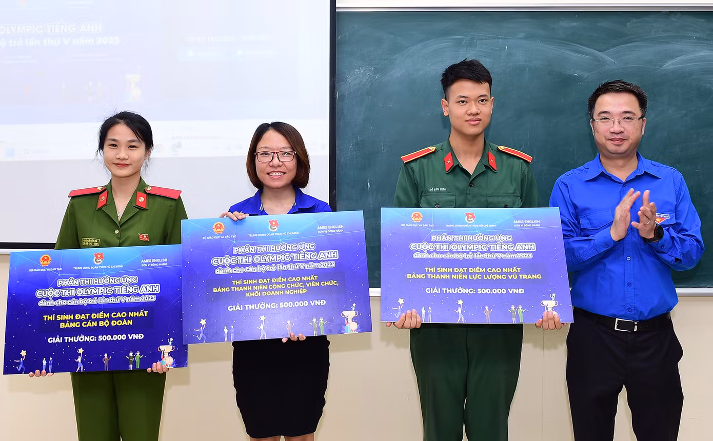 Bí thư T.Ư Đoàn Nguyễn Tường Lâm trao thưởng ba thí sinh thi hưởng ứng có thành tích tốt nhất ở bảng đối tượng. Ảnh: Xuân Tùng