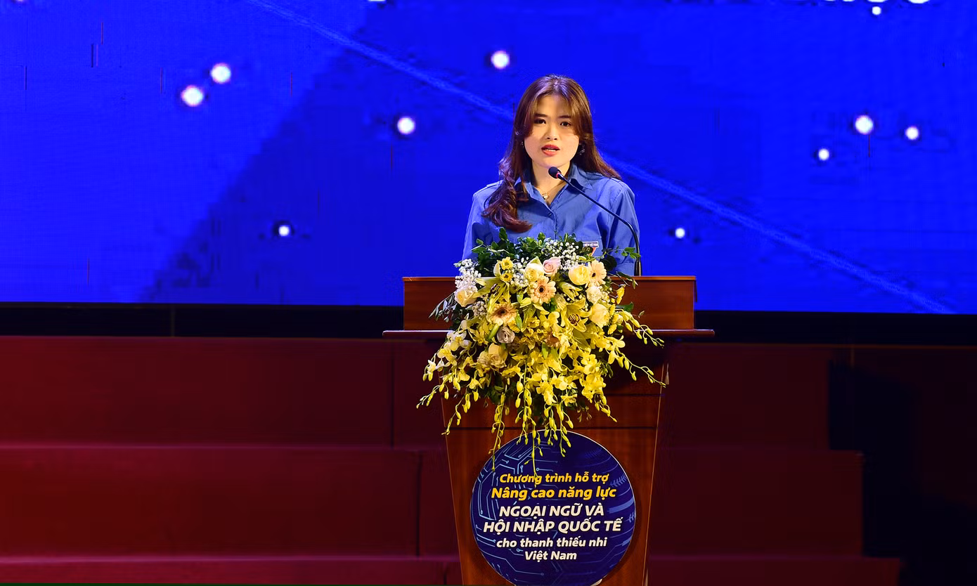 Thí sinh Lê Anh Thư đại diện các thí sinh tham dự cuộc thi, phát biểu hưởng ứng: "Chúng tôi sẽ trung thực, nỗ lực hết mình để đạt kết quả cao nhất, đồng thời sẽ là những “đại sứ” chia sẻ và lan toả cuộc thi đến bạn bè, đồng nghiệp, những người đang học tập và sử dụng tiếng Anh tạo không khí tích cực, sôi nổi trên toàn thành phố". Ảnh: Xuân Tùng