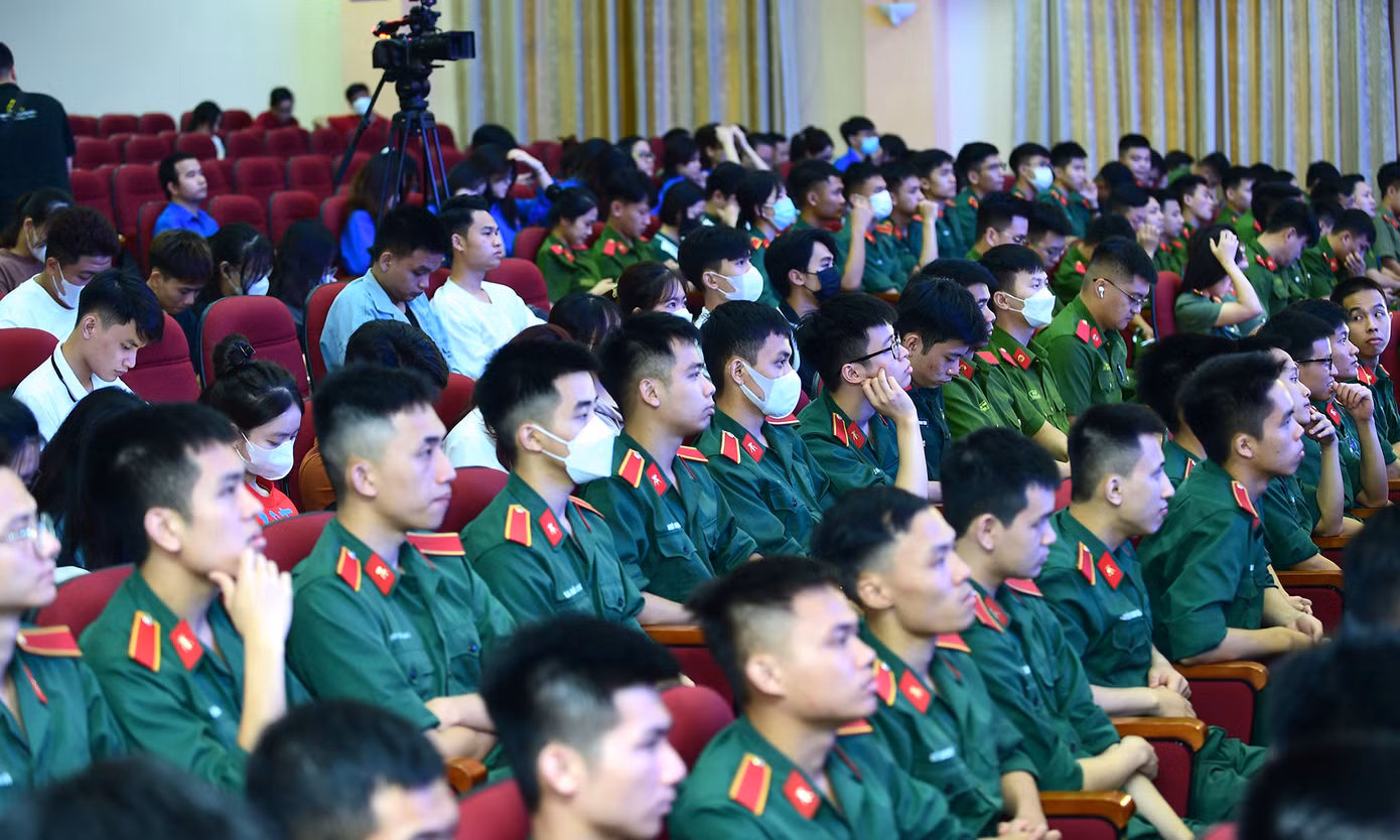 Đông đảo cán bộ, đoàn viên thanh niên tham dự lễ khai mạc