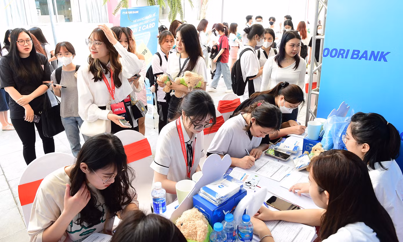Các bạn sinh viên tham gia tư vấn, ứng tuyển nhiều vị trí việc làm tại các doanh nghiệp, đơn vị trong ngày hội. Ảnh: Xuân Tùng