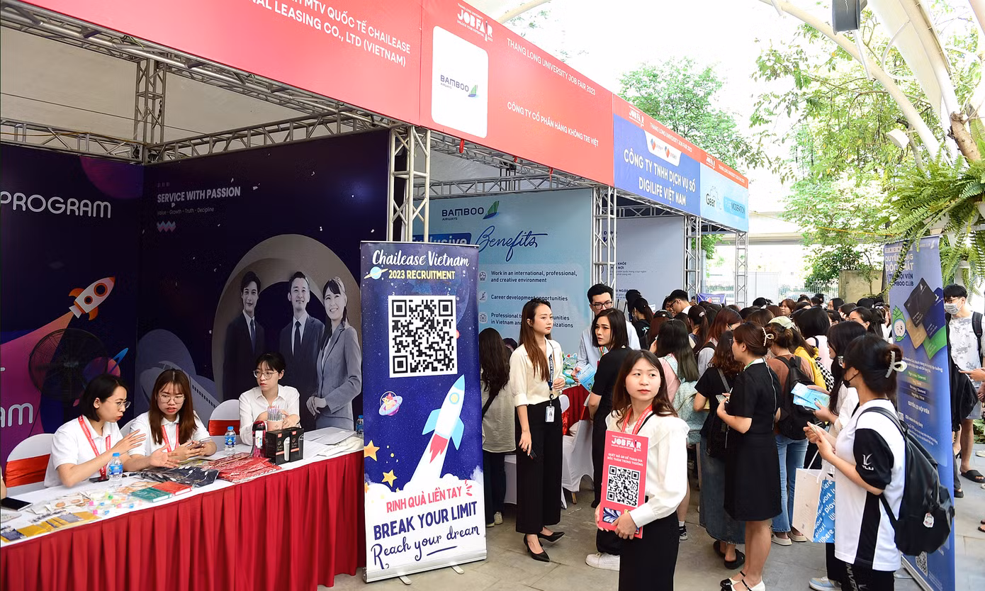 Các bạn sinh viên tham gia tư vấn, ứng tuyển nhiều vị trí việc làm tại các doanh nghiệp, đơn vị trong ngày hội. Ảnh: Xuân Tùng