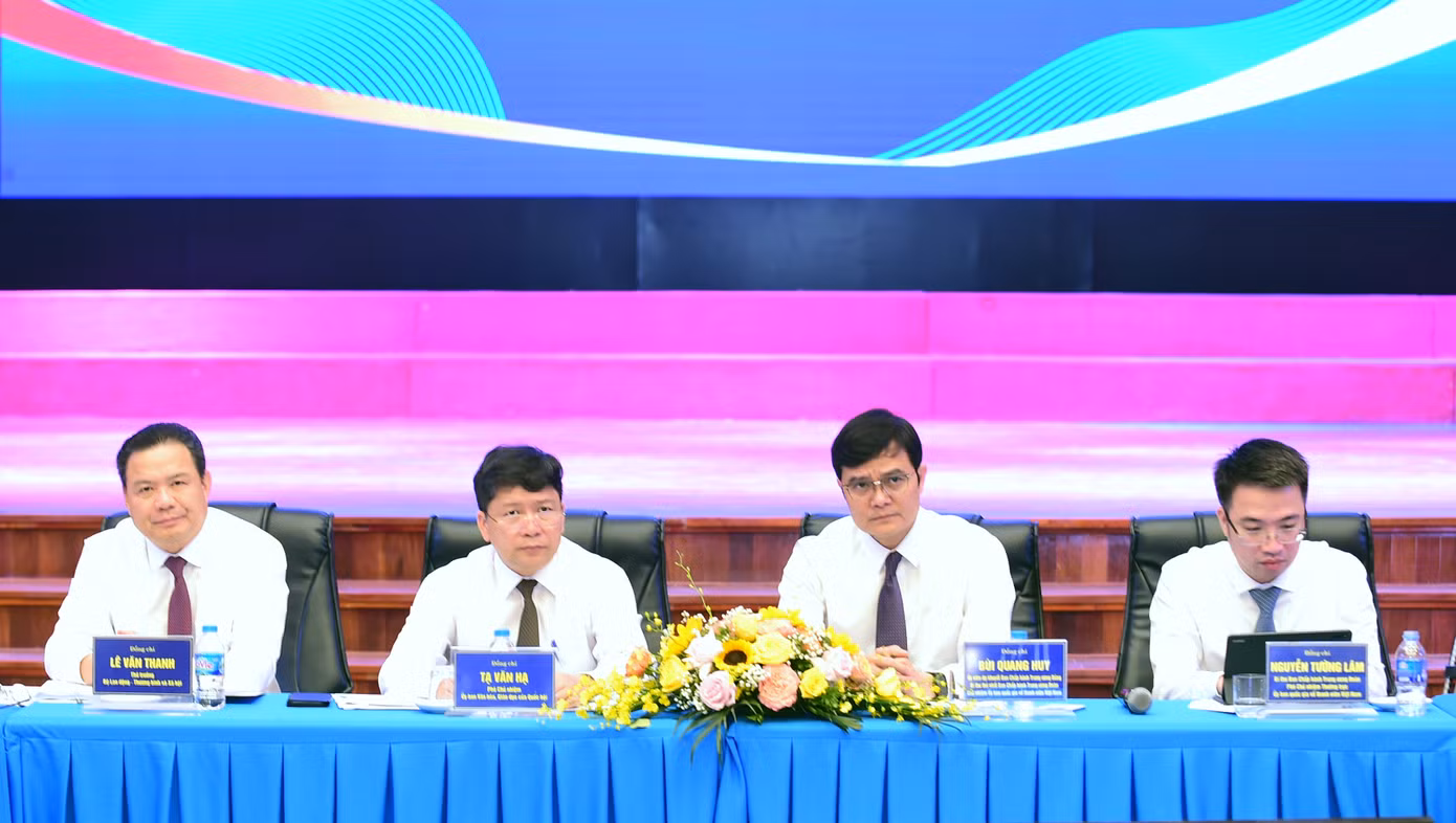 Anh Bùi Quang Huy, ông Tạ Văn Hạ, ông Lê Văn Thanh và anh Nguyễn Tường Lâm chủ trì Diễn đàn, đã đề xuất đại diện các bộ, ngành, các nhà quản lý, chuyên gia trao đổi, thảo luận những vấn đề liên quan đến chính sách việc làm của các bạn thanh niên; đồng thời trực tiếp trao đổi làm rõ thêm các vấn đề được đặt ra.