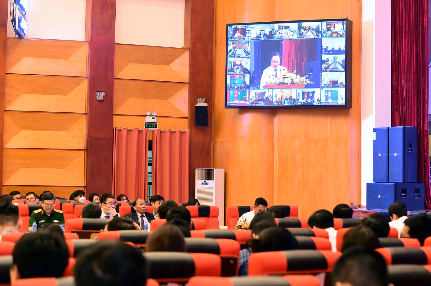 Diễn đàn diễn ra tại Hội trường Học viện Thanh thiếu niên Việt Nam (Hà Nội) và kết nối trực tuyến với 67 điểm cầu tại trụ sở các Tỉnh, Thành Đoàn, Đoàn trực thuộc. Tại điểm cầu trực tuyến ở 67 Tỉnh, Thành Đoàn, Đoàn trực thuộc, có đại diện lãnh đạo Sở LĐTB&amp;XH, Sở Nội vụ, Ban Thường vụ Tỉnh, Thành Đoàn, Trung tâm giới thiệu việc làm do Đoàn Thanh niên và Ngành LĐTB&amp;XH quản lý; đoàn viên, thanh niên.