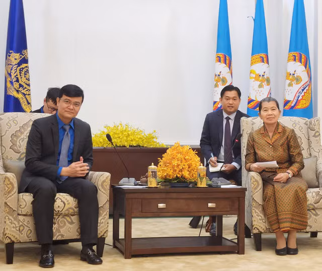 Anh Bùi Quang Huy và bà Samdech Men Sam An tại buổi gặp. Ảnh: An Nguyễn