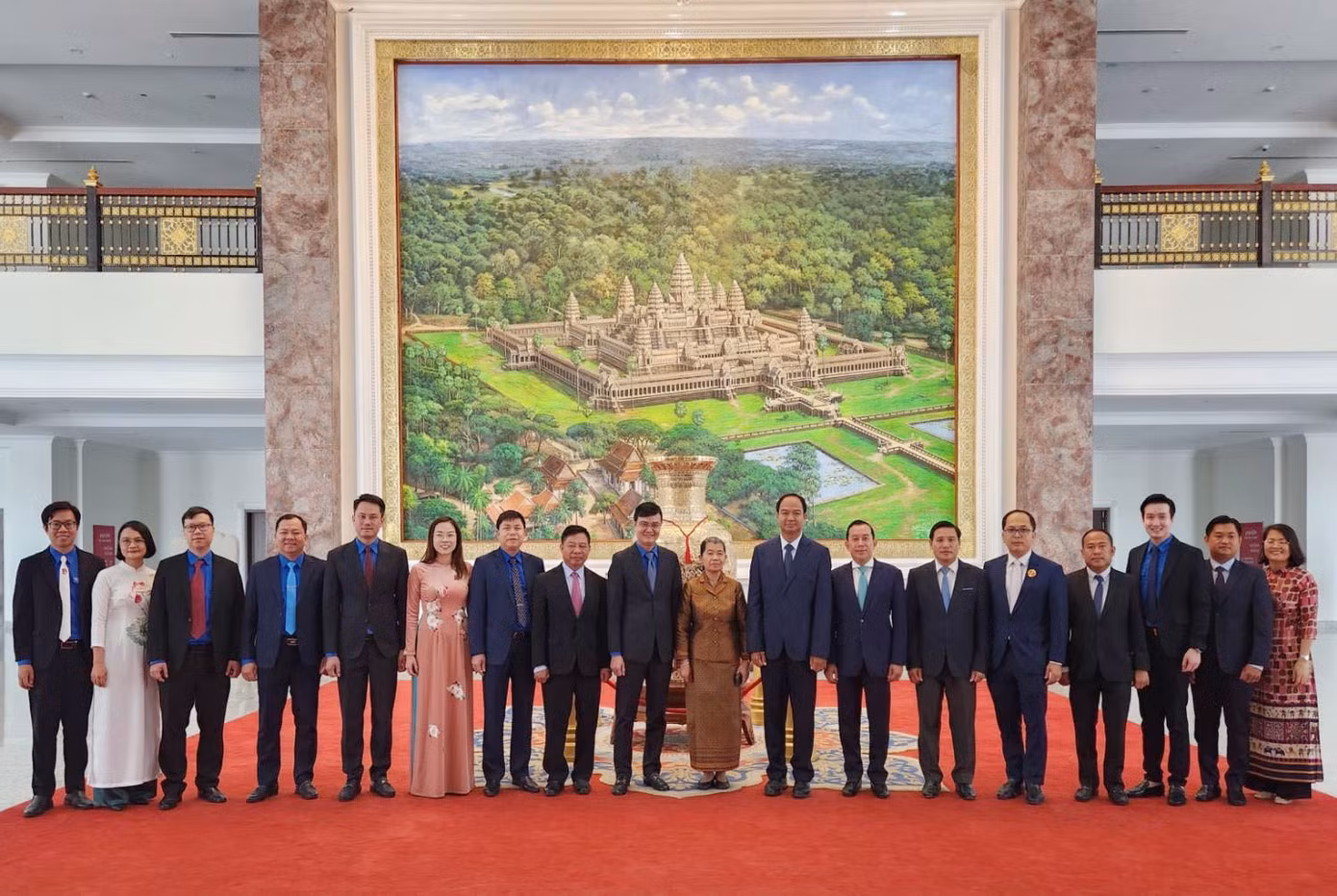 Các đại biểu chụp ảnh lưu niệm. Ảnh: Minh Trần