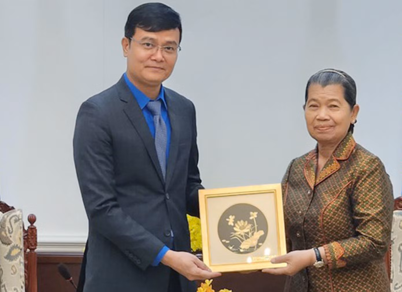 Anh Bùi Quang Huy tặng quà lưu niệm cho bà Samdech Men Sam An. Ảnh: Minh Thức