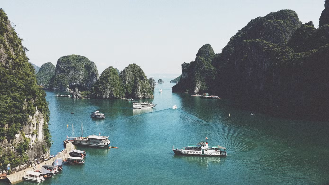 Nên xem xét vấn đề tăng cường tàu đóng mới chất lượng cao ở vịnh Hạ Long (Ảnh: Pexels).