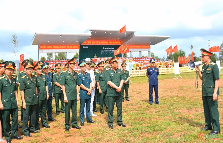 Lãnh đạo Cục Tác chiến điện tử-Bộ Tổng Tham mưu Quân đội nhân dân giới thiệu một số trang bị kỹ thuật của Lữ đoàn Tác chiến điện tử 96.
