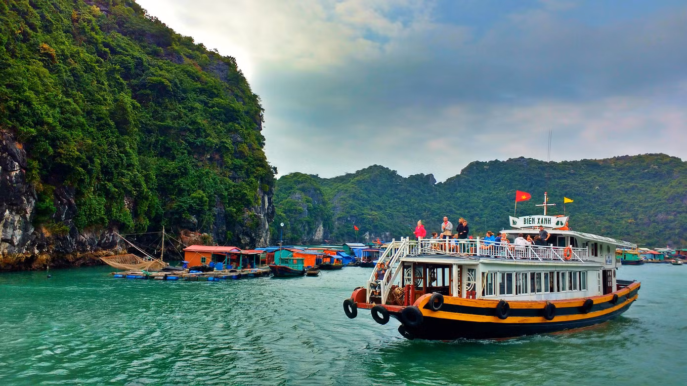 Một số tàu du lịch bị rò rỉ dầu khiến chất lượng nước biển bị ảnh hưởng (Ảnh: Mad Skillz).