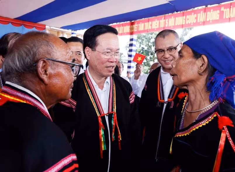 Chủ tịch nước Võ Văn Thưởng với người dân Liên khu dân cư xã Suối Trai, huyện Sơn Hoà, tỉnh Phú Yên. (Ảnh: Thống Nhất/TTXVN).