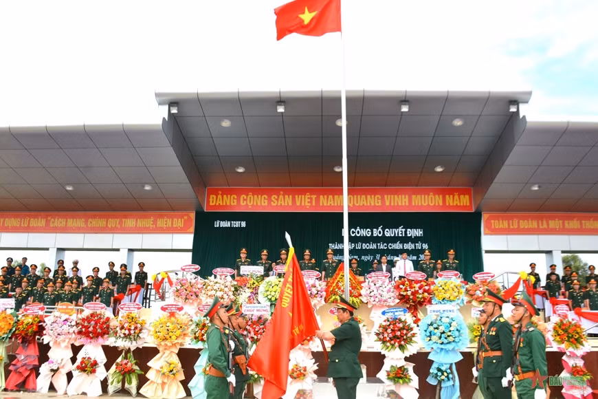Thừa ủy quyền của Thủ trưởng Bộ Quốc phòng, Thượng tướng Huỳnh Chiến Thắng, Ủy viên Trung ương Đảng, Phó tổng Tham mưu trưởng Quân đội nhân dân Việt Nam, trao Quân kỳ Quyết thắng cho Lữ đoàn Tác chiến điện tử 96.