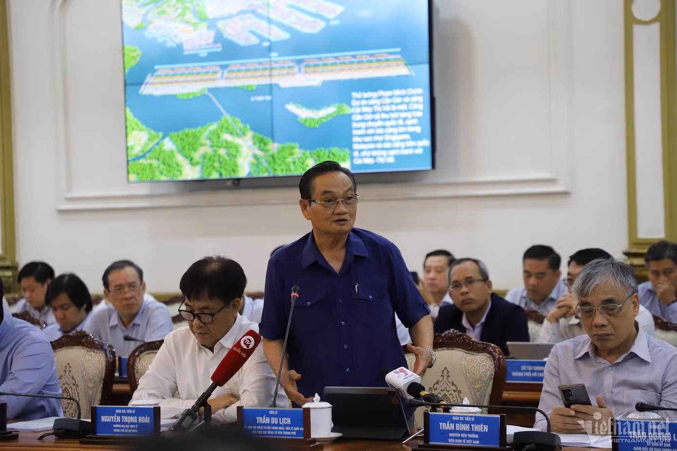 Tiến sĩ Trần Du Lịch phát biểu góp ý.