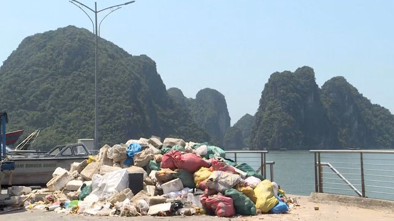 Ô nhiễm rác thải khiến giảm chất lượng trải nghiệm tại vịnh Hạ Long (Ảnh: SCMP).