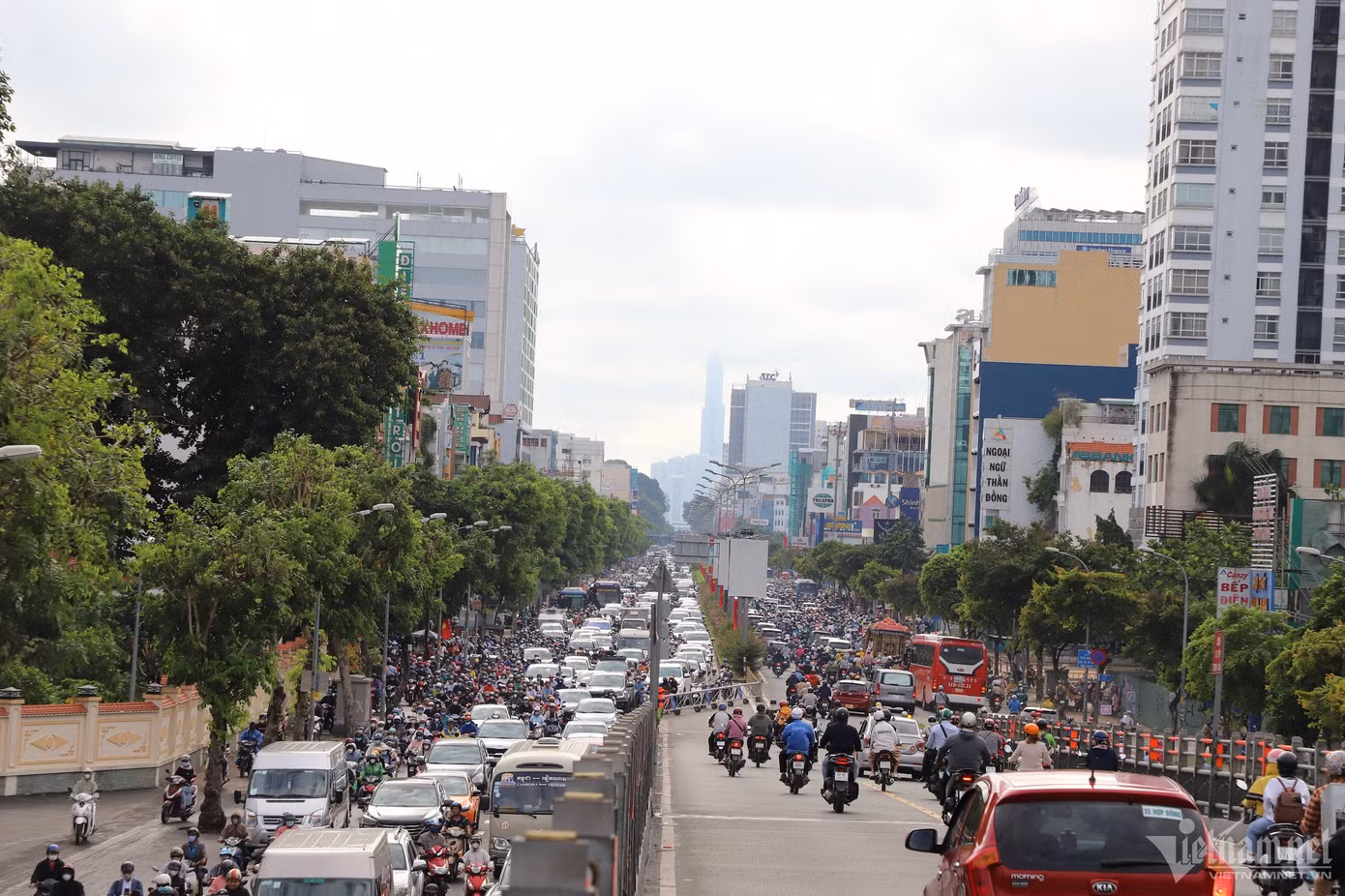 Giao thông qua khu vực cầu vượt Cộng Hòa- Hoàng Hoa Thám thường xuyên ùn tắc.