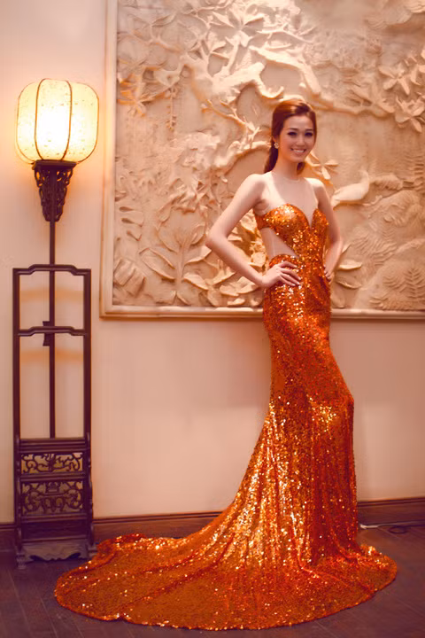 Mẫu đầm này giúp người đẹp khoe được cơ thể thon thả và chuẩn mực