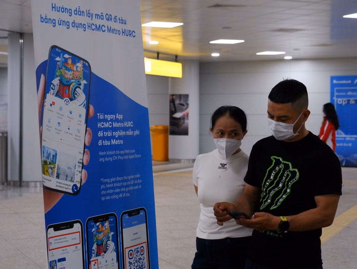 Người dân tải ứng dụng HCMC Metro HURC để đi tàu metro TPHCM miễn phí.
