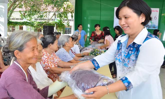 Những người tốt “xa lạ” ảnh 1