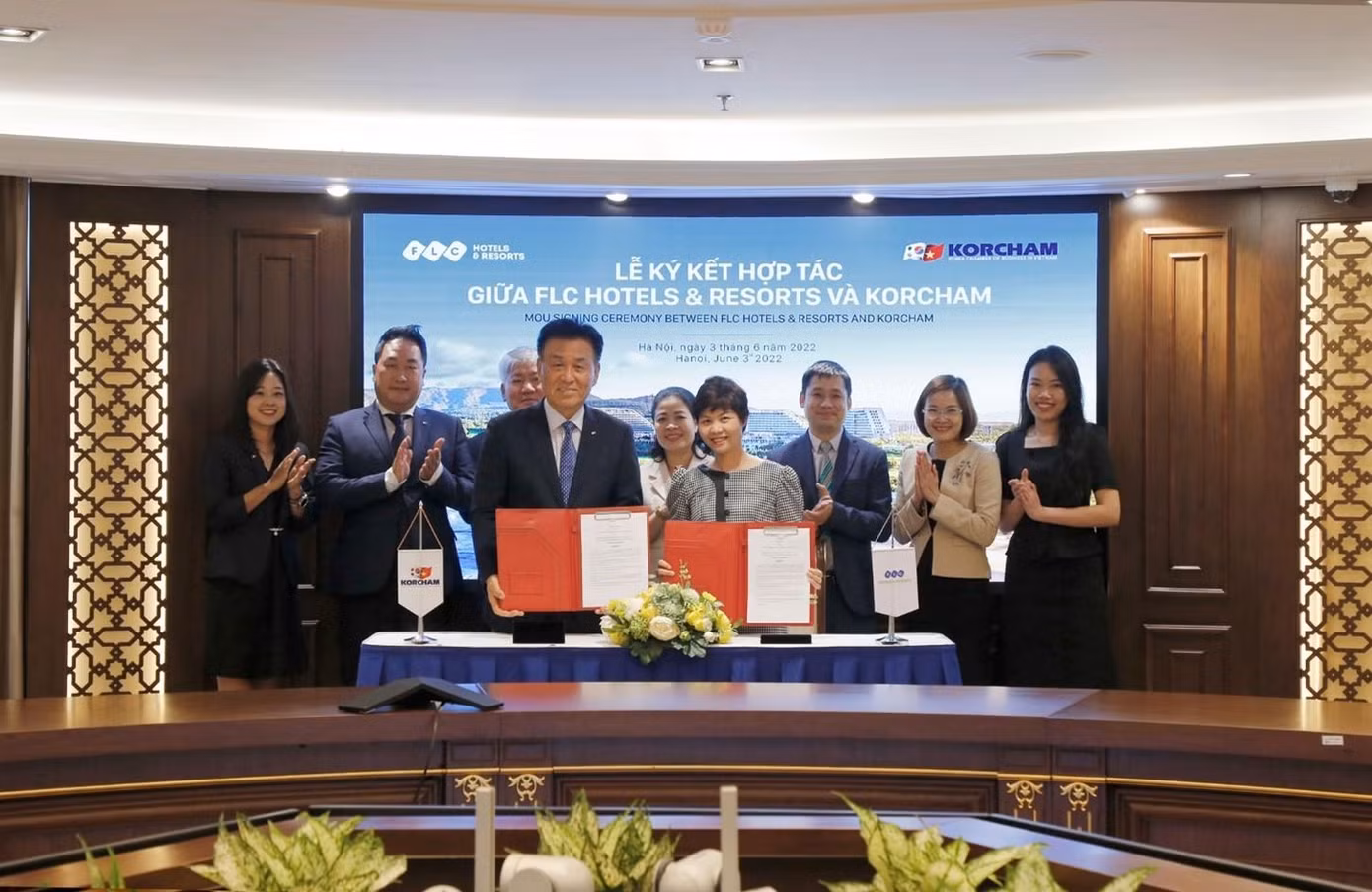 Lãnh đạo FLC Hotels &amp; Resorts và Đại diện Hiệp hội doanh nghiệp Hàn Quốc tại Việt Nam (Korcham) ký kết thỏa thuận hợp tác