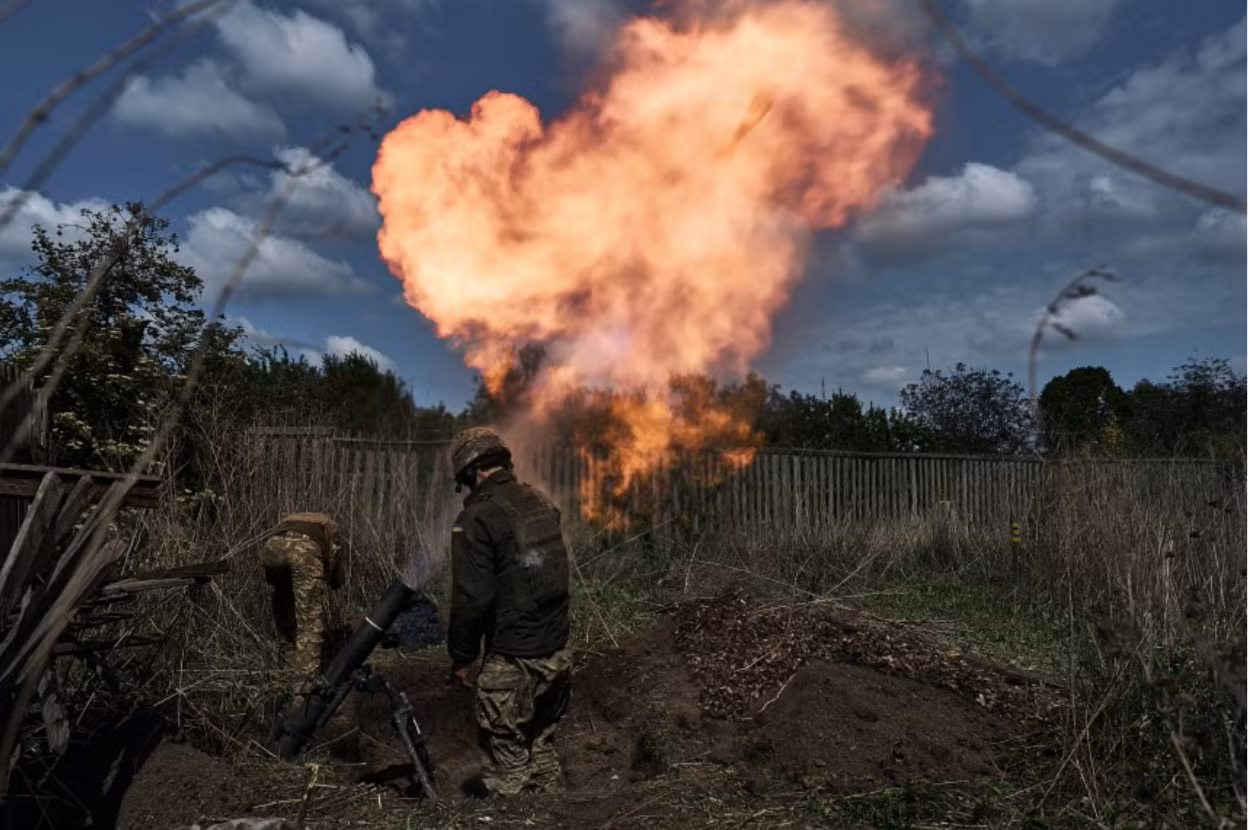 Đơn vị súng cối Ukraine bắn vào vị trí của Nga ở khu vực Kharkiv đầu tháng 5. (Ảnh: Getty)