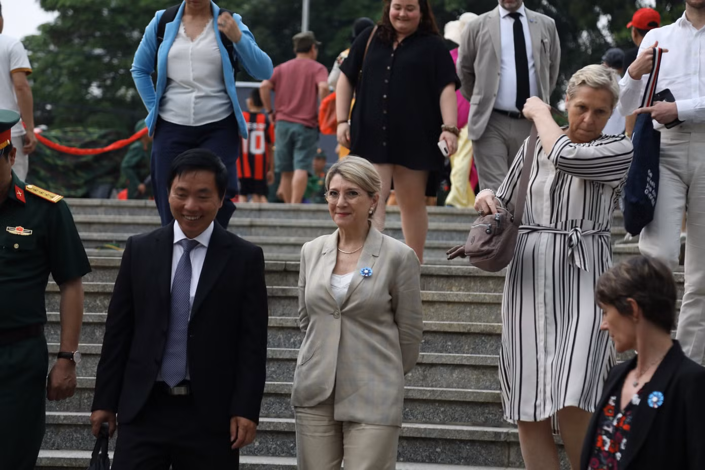 Bà Patricia Miralles, Quốc vụ khanh bên cạnh Bộ trưởng Bộ Quân đội Pháp, trong chuyến thăm Điện Biên Phủ. (Ảnh: ĐTĐ)