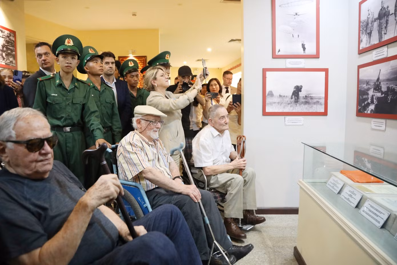 Ba cựu binh Pháp nhìn lại những hình ảnh về trận đánh đi vào lịch sử nhân loại. (Ảnh: ĐTĐ)